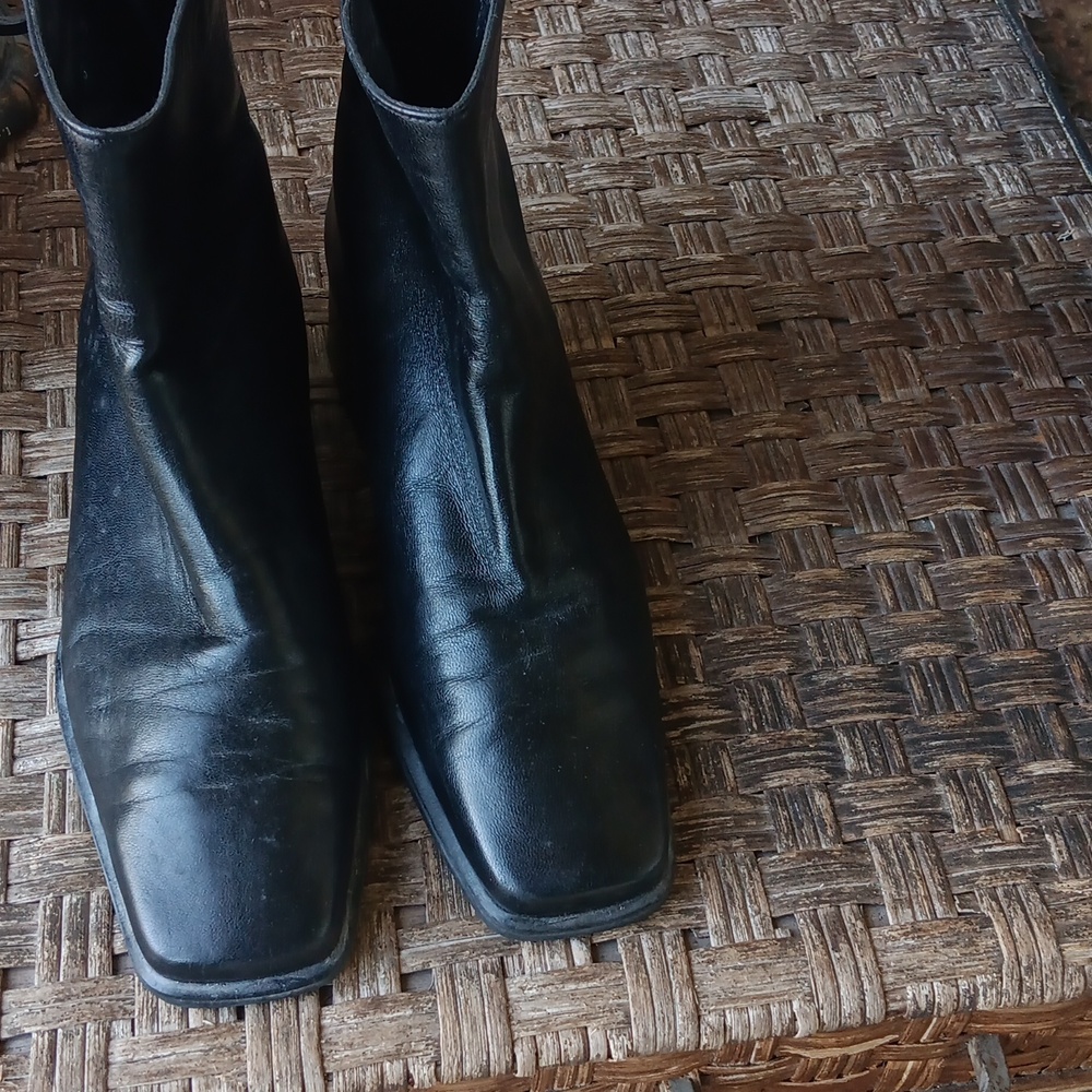 Stuart Weitzman Black Ankle Booties Sleek Design. 5C. Preloved Condition